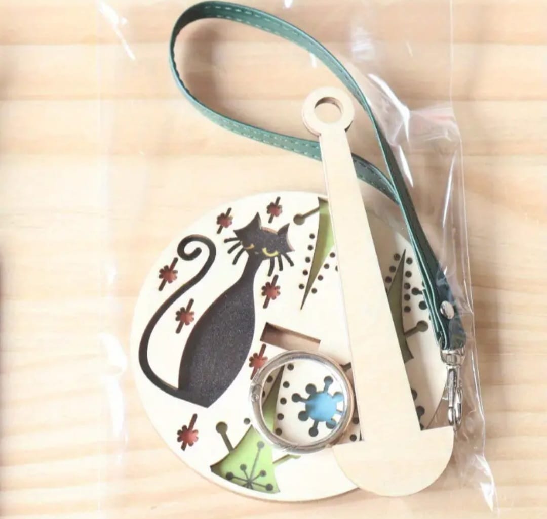 Yarn holder with leather strap