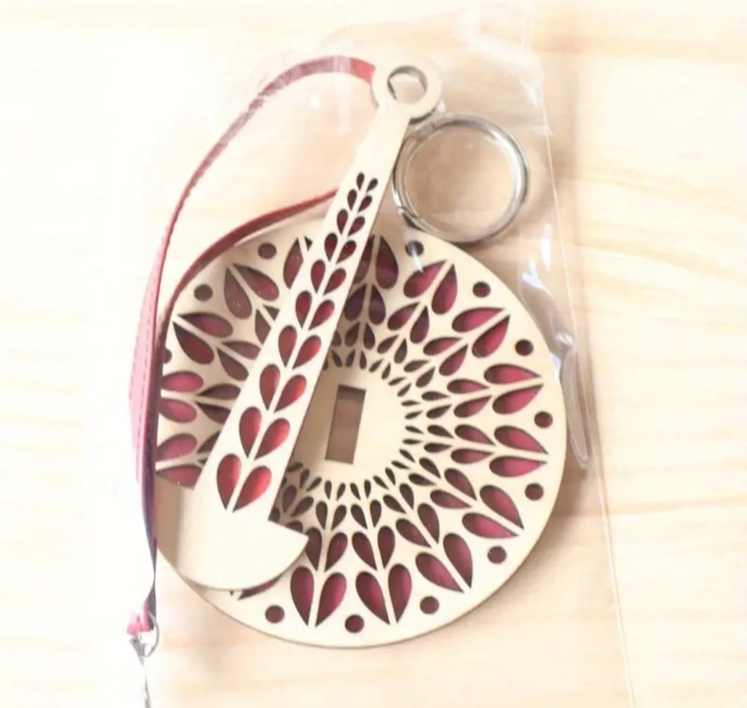 Yarn holder with leather strap